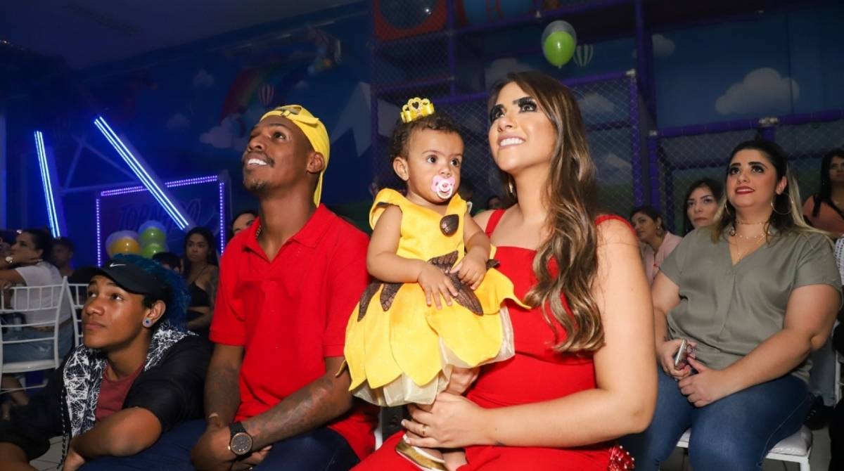 Mc Kekel faz festão para celebrar um ano da filha 