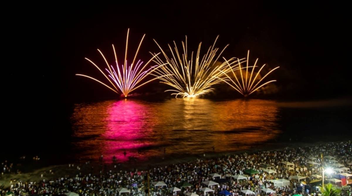 Queima de fogos durante Reveillon na Praia dos Cavaleiros. Macaé/RJ. Foto: Rui Porto Filho - Rui Porto Filho/Divulgação
