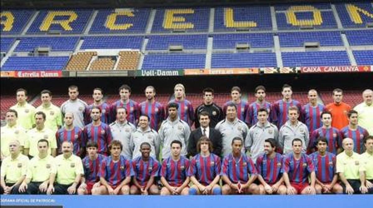 Ronaldinho faz gesto ao lado de Deco