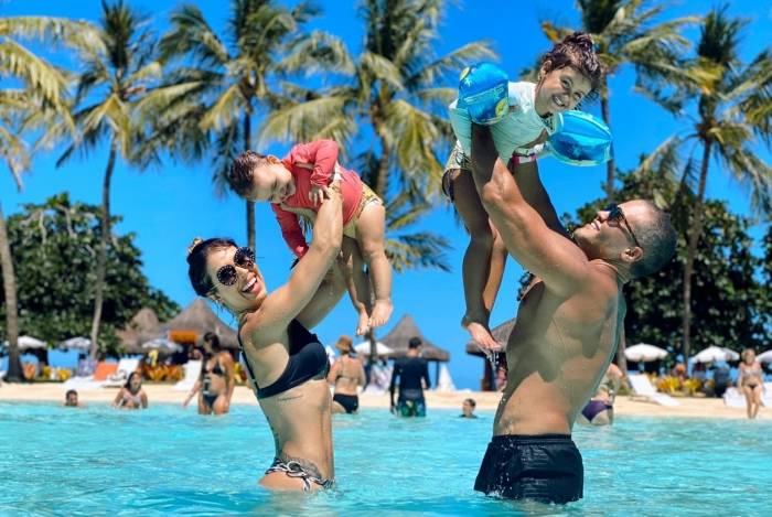 Bella Falconi passa a semana em família em Arraial d’Ajuda - Divulgação