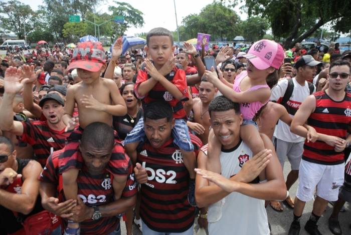 Torcedores do Flamengo acompanham delegação do Rubro-negro