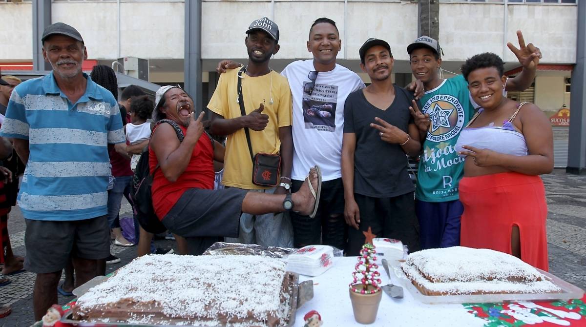 Rio de Janeiro 15/12/2019 - Ex morador de rua Leo Motta volta ao Largo da Carioca onde morou para fazer uma ação Social com moradores de rua. Foto: Luciano Belford/Agencia O Dia