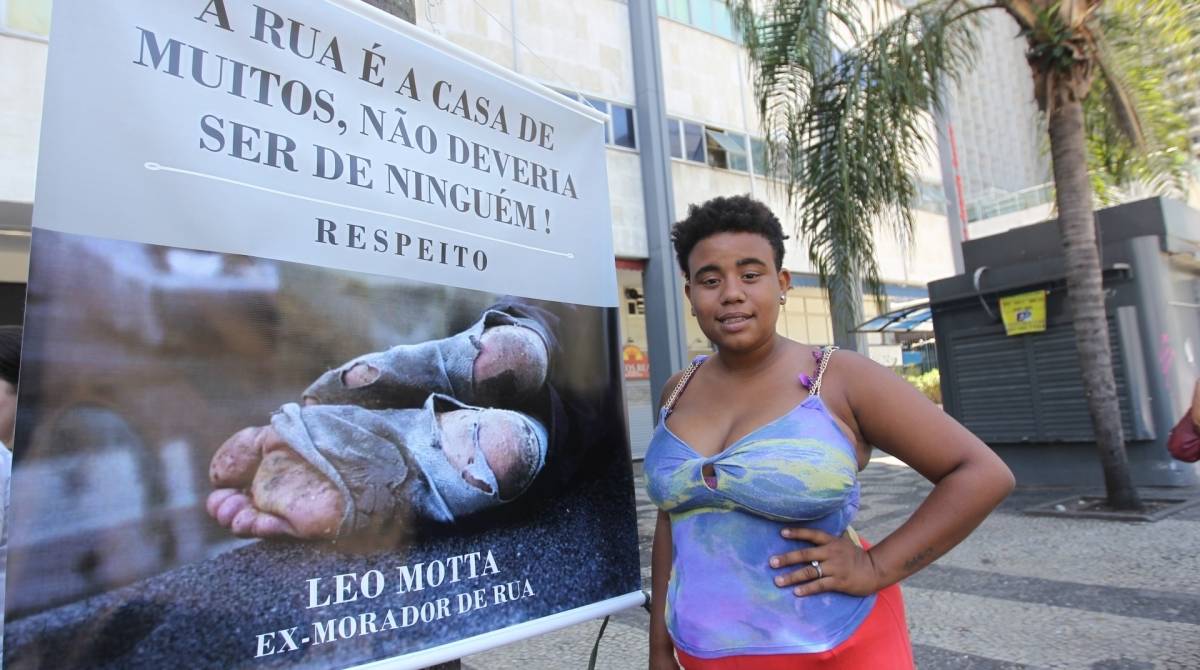 Rio de Janeiro 15/12/2019 - Ex morador de rua Leo Motta volta ao Largo da Carioca onde morou para fazer uma ação Social com moradores de rua. Na foto acima Fernanda Valeska. Foto: Luciano Belford/Agencia O Dia