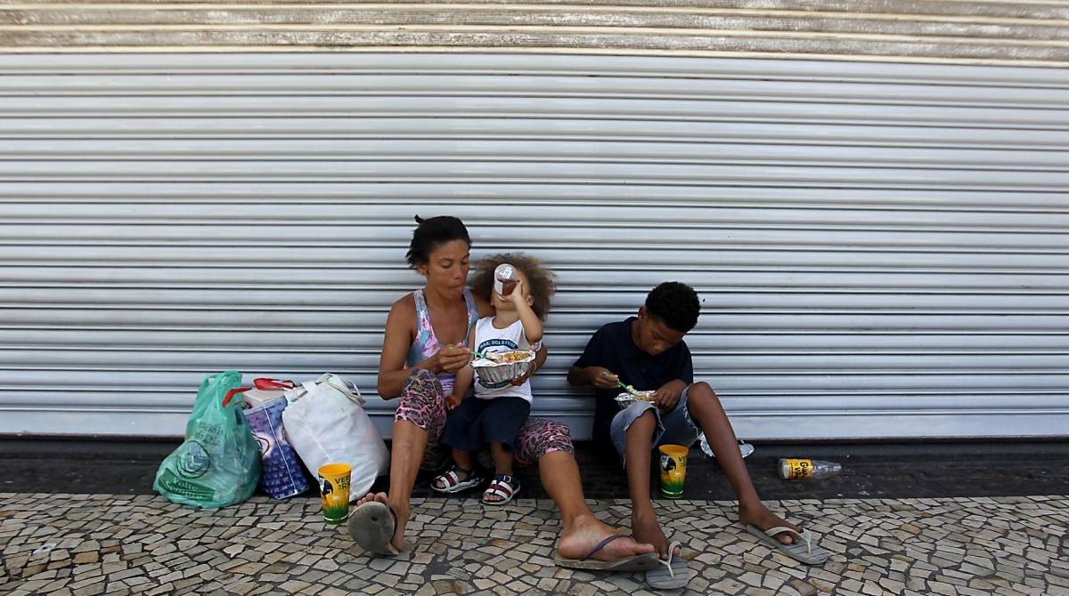 Rio de Janeiro 15/12/2019 - Ex morador de rua Leo Motta volta ao Largo da Carioca onde morou para fazer uma ação Social com moradores de rua. Na foto acima a Laurimar e seu filhos. Foto: Luciano Belford/Agencia O Dia