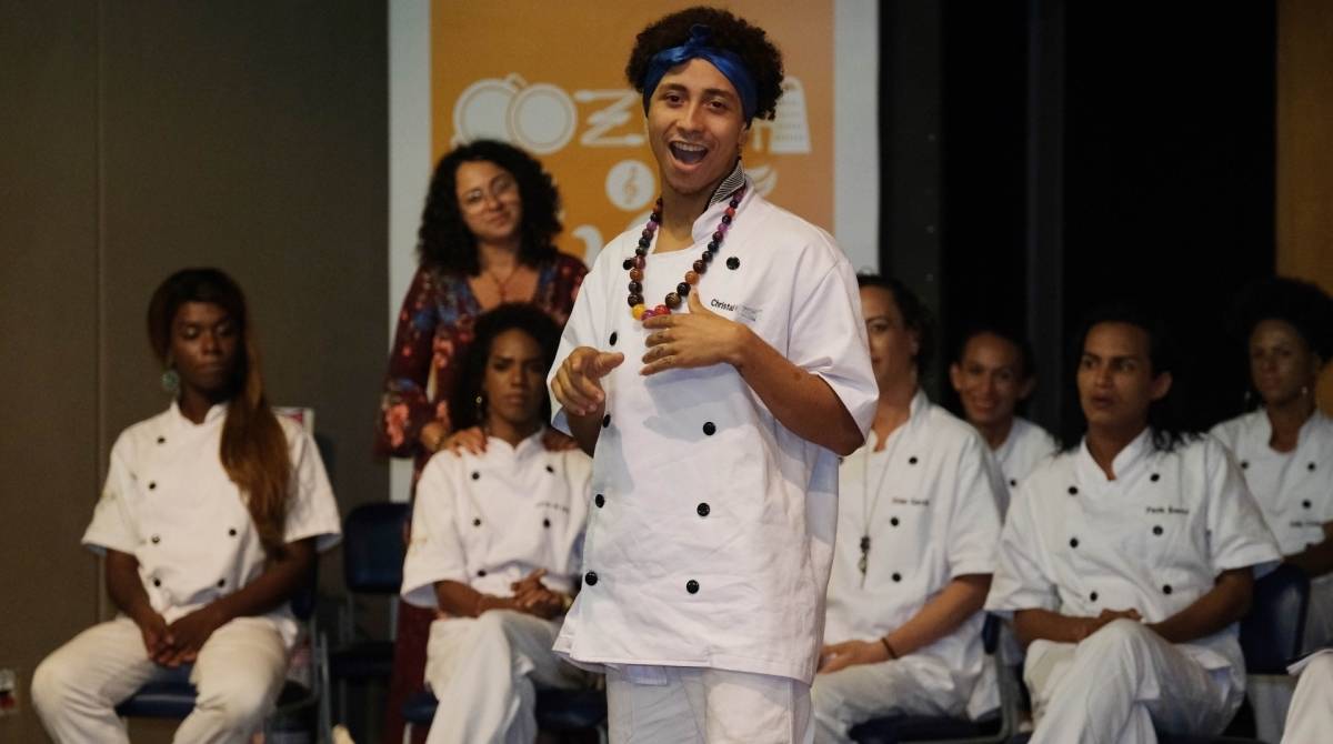 Turma de homens e mulheres trans se formou em curso de gastronomia oferecido pelo Senac RJ