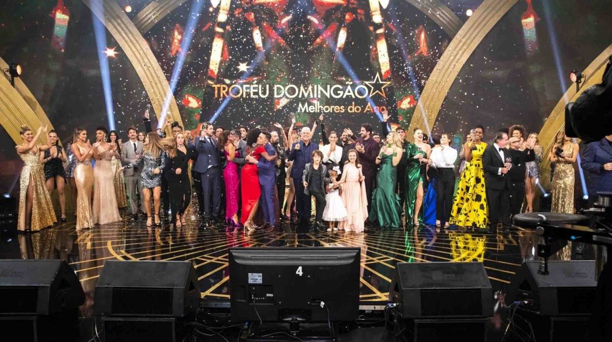 Elenco no palco do programa