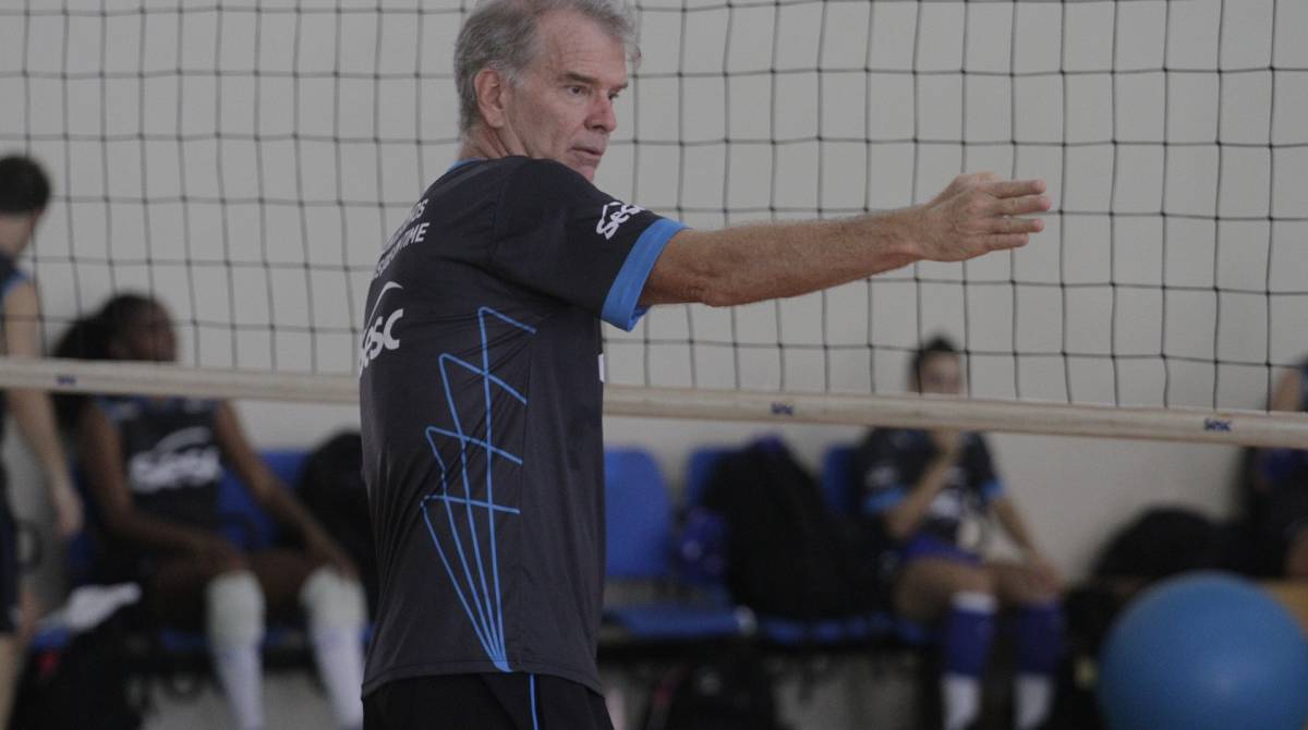 O t&eacute;cnico Bernardinho sente muita falta do seu trabalho em quadra com o time feminino do Sesc RJ - Cl&eacute;ber Mendes