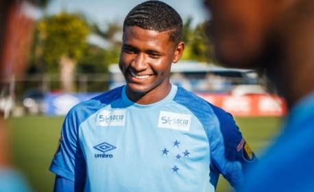 Especulado no Flamengo, lateral entra na mira do RB Bragantino