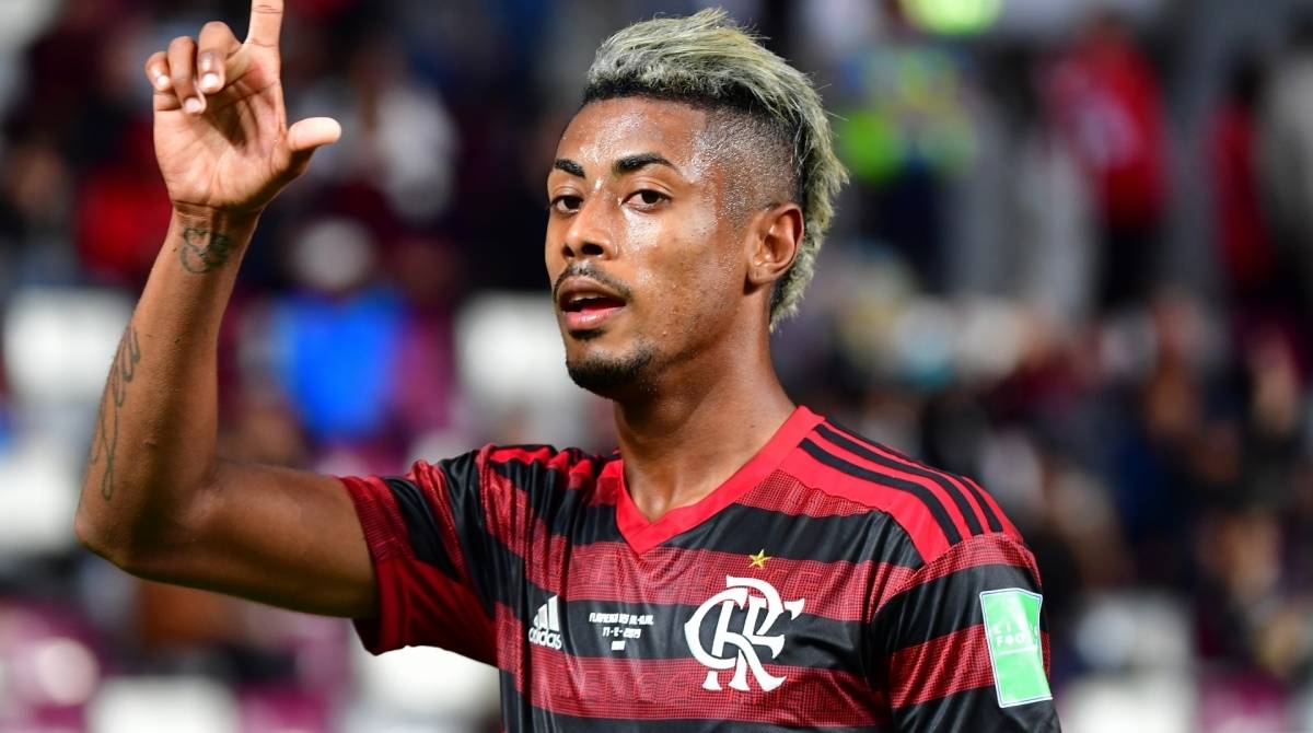 Agora é oficial! Bruno Henrique assina renovação com o Flamengo