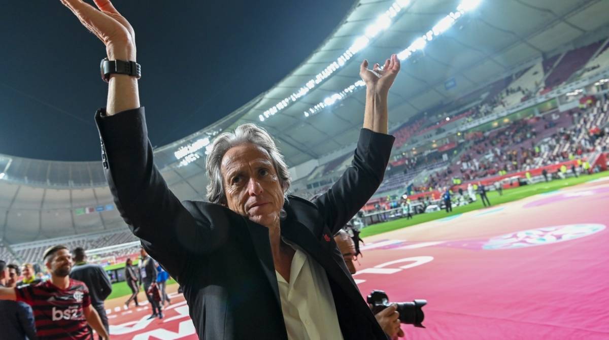 Flamengo's coach Jorge Jesus greets the crowd following his team's victory during the 2019 FIFA Club World Cup semi-final football match between Brazil's Flamengo and Saudi's al-Hilal at the Khalifa International Stadium in the Qatari capital Doha on December 17, 2019. (Photo by Giuseppe CACACE / AFP)