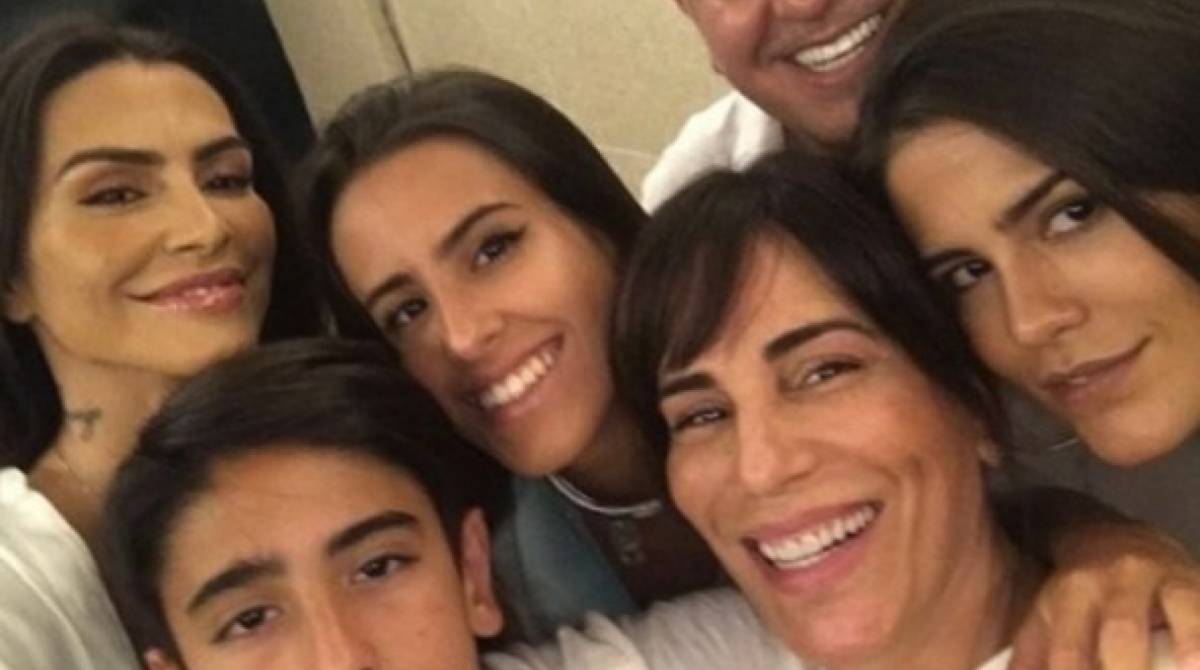 Gloria Pires durante momento em fam&iacute;lia