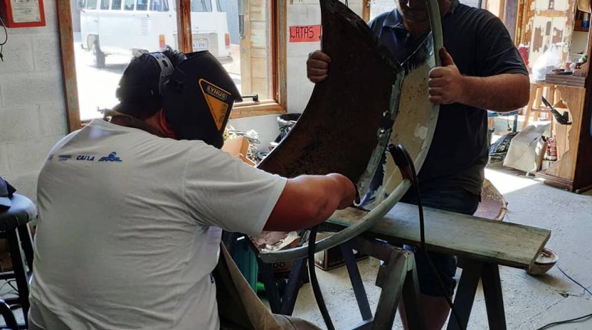 Para montar carenagem da moto foram utilizados os dois para-choques dianteiros e traseiros