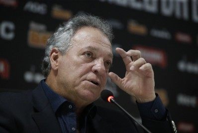 Em processo, Abel Braga pede quase R$ 2 milhões ao Vasco