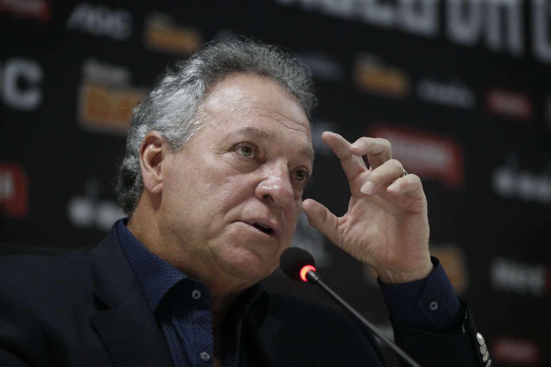 Em processo, Abel Braga pede quase R$ 2 milhões ao Vasco