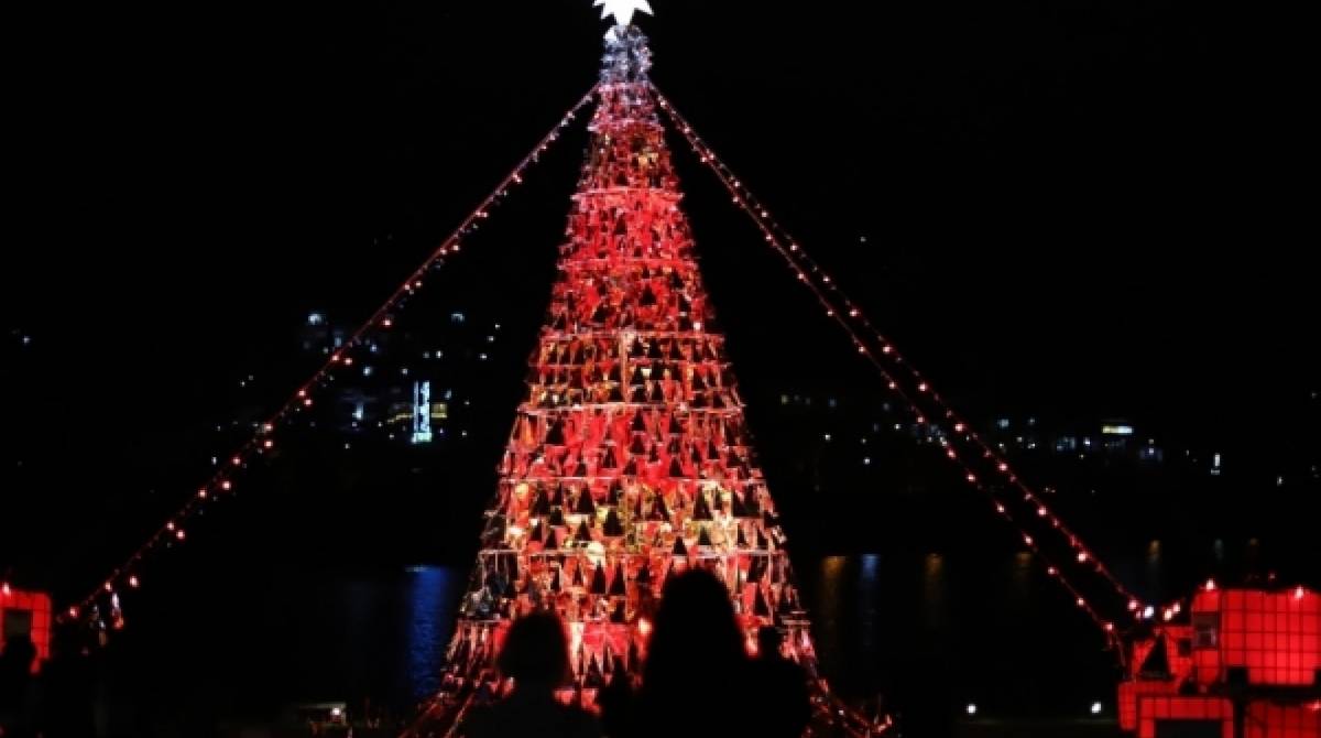 Árvore de Natal do Sesc é uma das atrações com 12 metros, exalando cheiro e emitindo sons