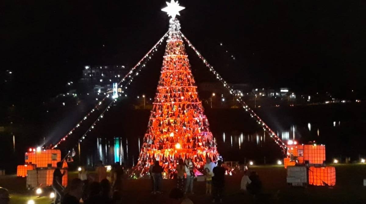 Com 12 metros de altura, exalando cheiro e emitindo sons, árvore de Natal do Sesc é uma das atrações - DIVULGAÇÃO