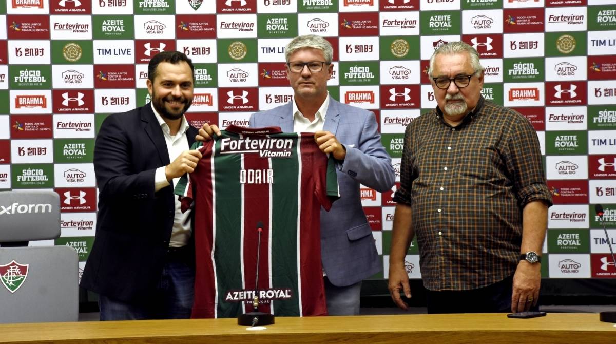 Odair Hellmann exibe a camisa tricolor entre o presidente M&aacute;rio Bittencourt (E) e o diretor Paulo Angioni: o t&eacute;cnico ficou feliz com a volta ao clube que defendeu como jogador