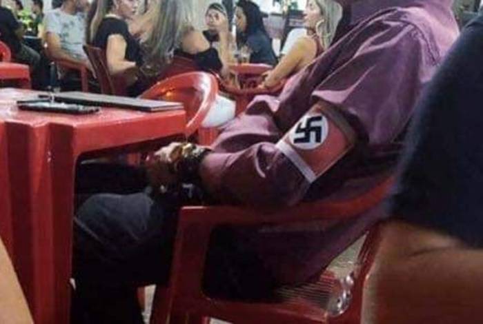 Homem que usou bra&ccedil;adeira nazista &eacute; indiciado e diz que foi como s&iacute;mbolo de 'felicidade'