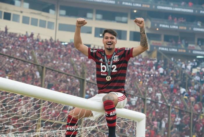 Athletico-PR tentou contratar zagueiro Thuler, mas Flamengo negou e negocia renovação com o zagueiro
