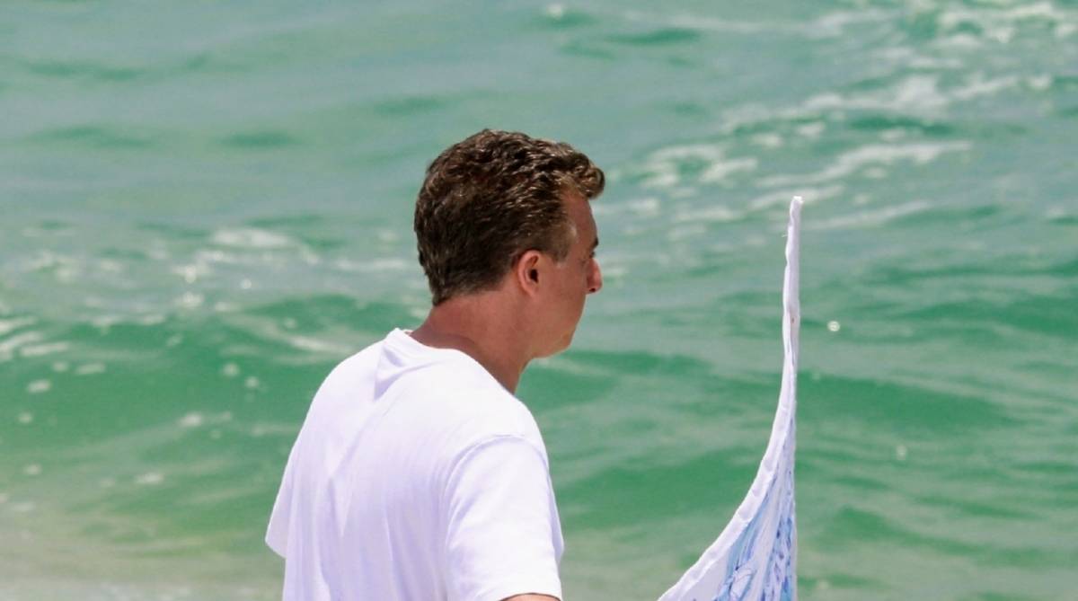 Luciano Huck e equipe do 'Caldeir&atilde;o' gravam na praia