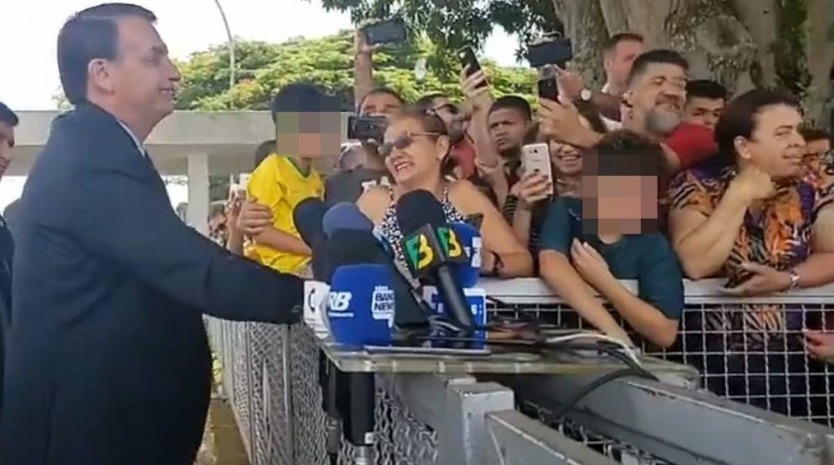 Presidente falou com jornalistas na manhã desta sexta-feira na entrada do Palácio da Alvorada, em Brasília - Reprodução