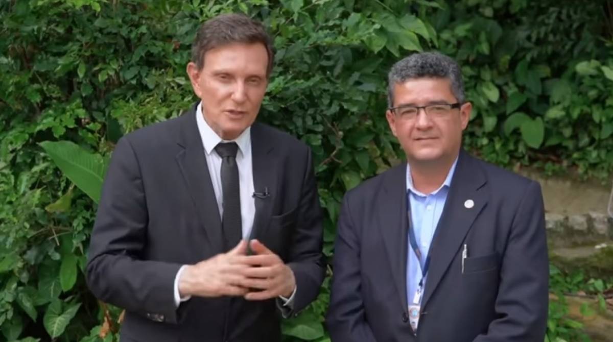 Prefeito Marcelo Crivella anunciou pagamento do restante do 13º dos funcionários da Comlurb ao lado do presidente da companhia, Paulo Mangueira - Reprodução