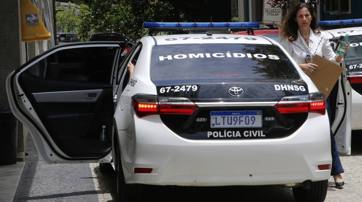 Rio de Janeiro - RJ  - 20/12/2019 - Policia- Policiais da Delegacia de Homicidios de Niteroi e Sao Gon&ccedil;alo (DHNSG), cumpriram na manha de hoje, mandados de busca e apreensao em diversos endere&ccedil;o para coletar informa&ccedil;oes sobre uma quadrilha de milicianos que atuam em Marica, zona metropolitana do Rio - na foto, Barbara Lomba, delegada titular da DHNSG chega a delegacia - Foto Reginaldo Pimenta / Agencia O Dia