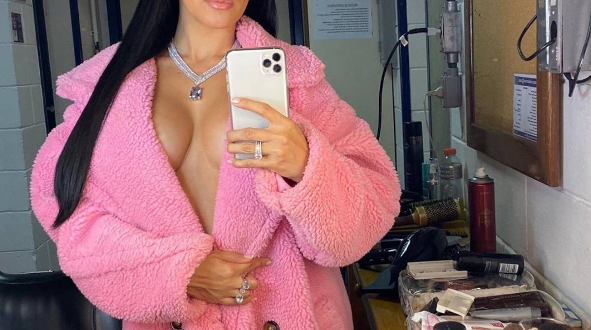 Simaria sensualiza nas redes sociais