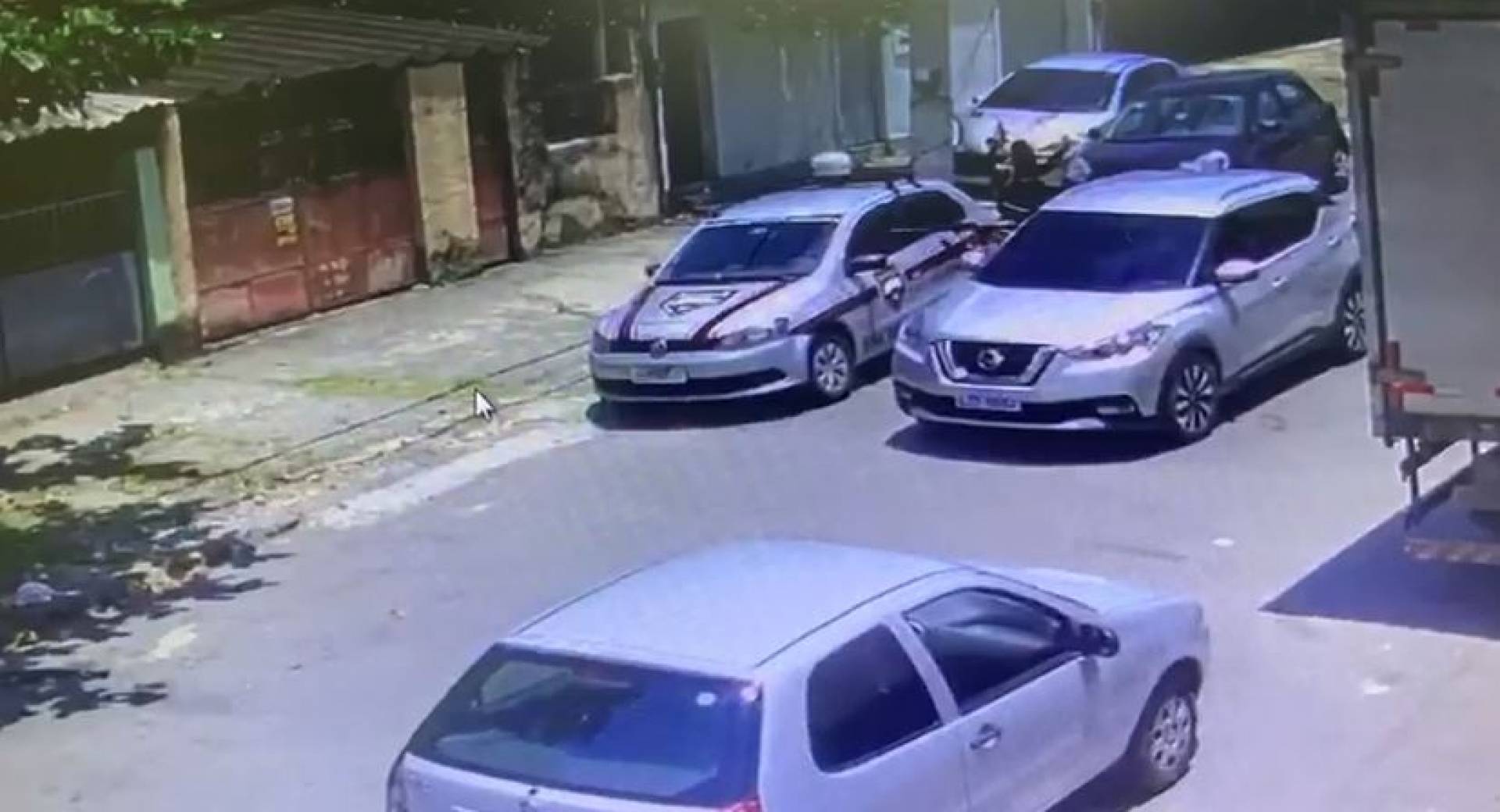 Bandido aponta fuzil para seguranças de escolta armada em Ramos