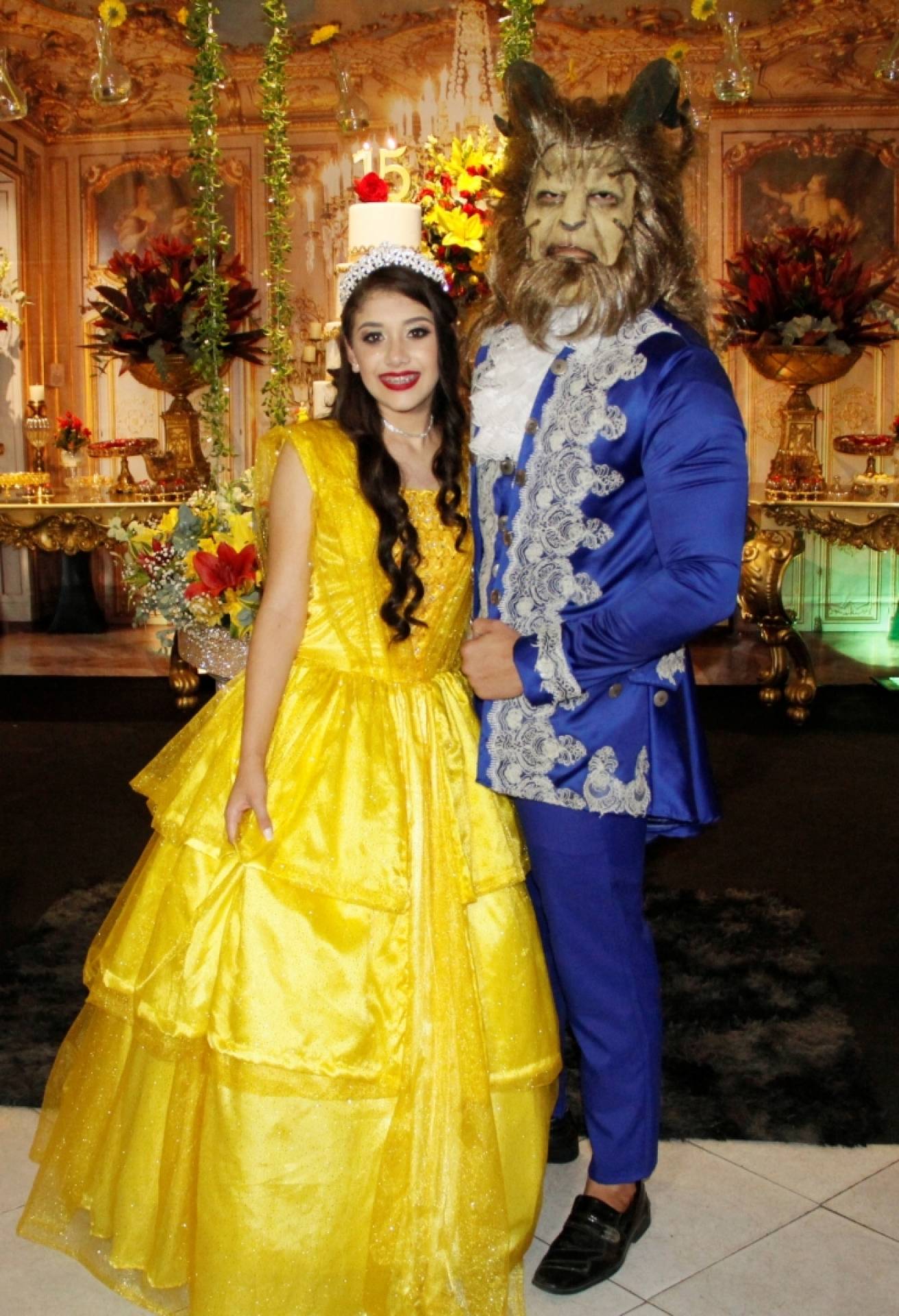 Glenda de Almeida fez 15 anos com festa temática