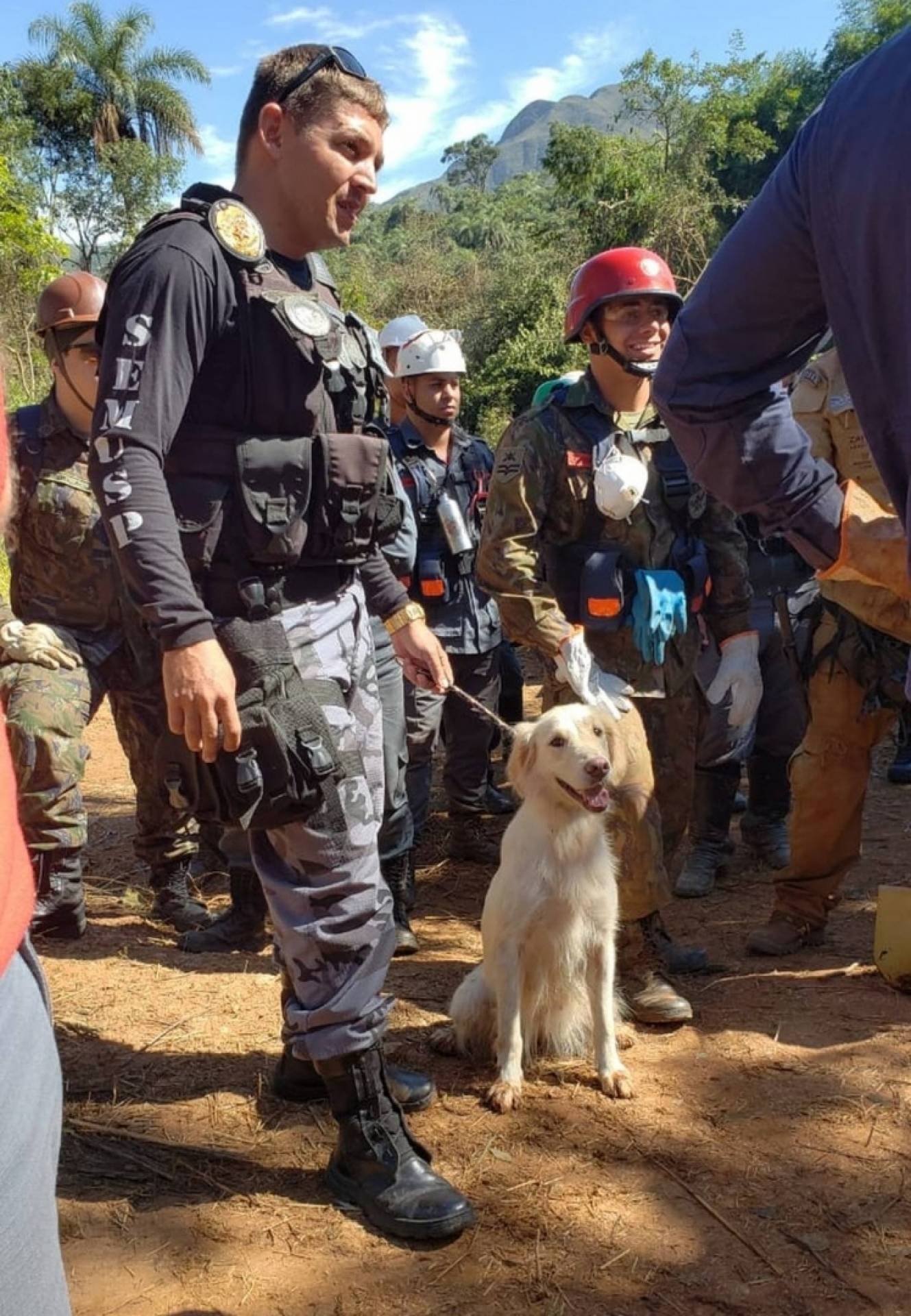 O adestrador Russo e a cadela Toya no caso da turista Fabiane Fernandes