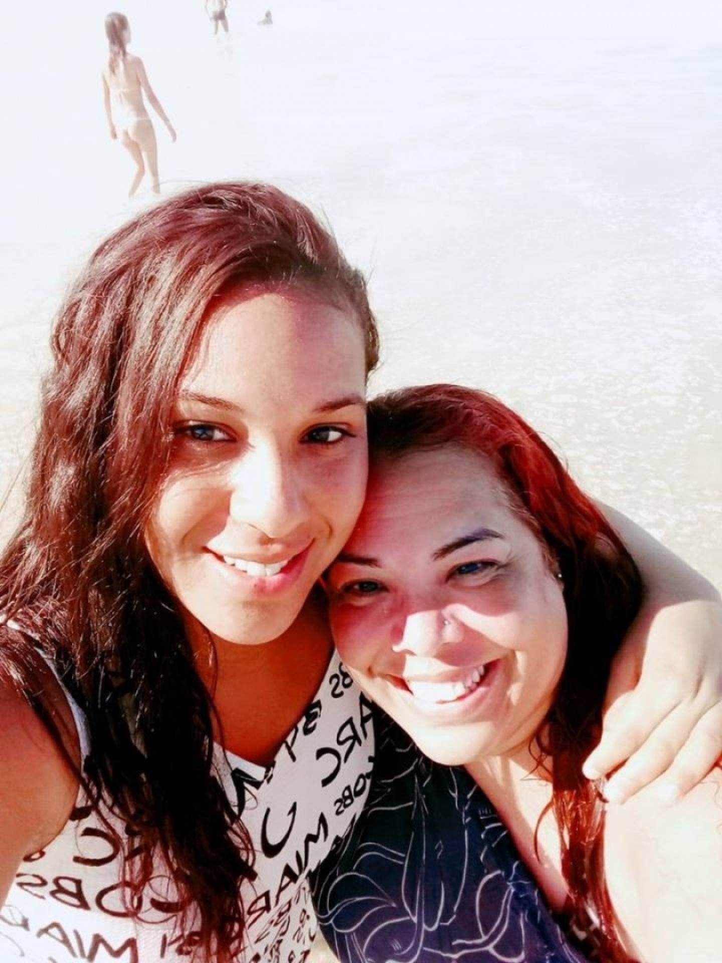 Danielle e amiga que fez por meio do grupo 