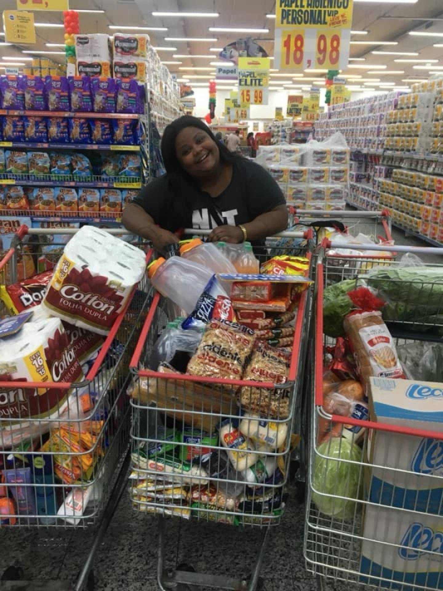 MC Carol mostra suas compras no supermercado