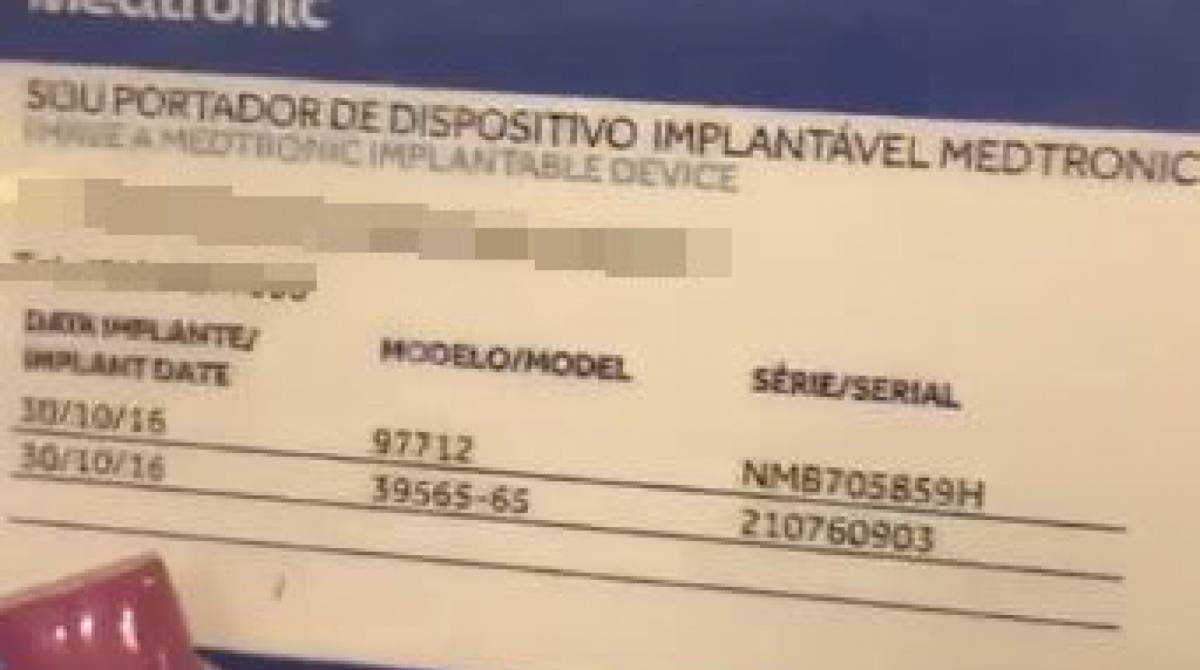 Aposentada mostrou cartão identificando que possuía cartão magnético implantado na coluna
