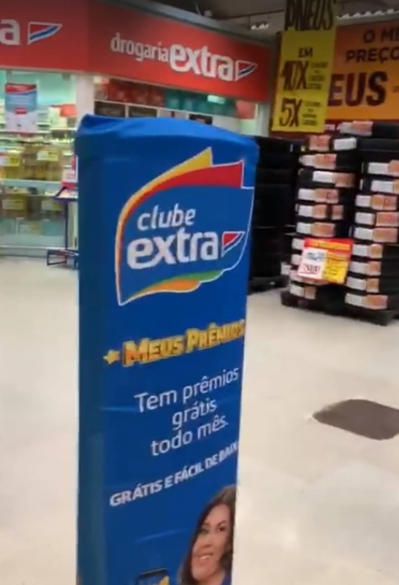 Aposentada com implante de um chip na coluna foi impedida de entrar em uma unidade do supermercado Extra - Reprodução/Vídeo