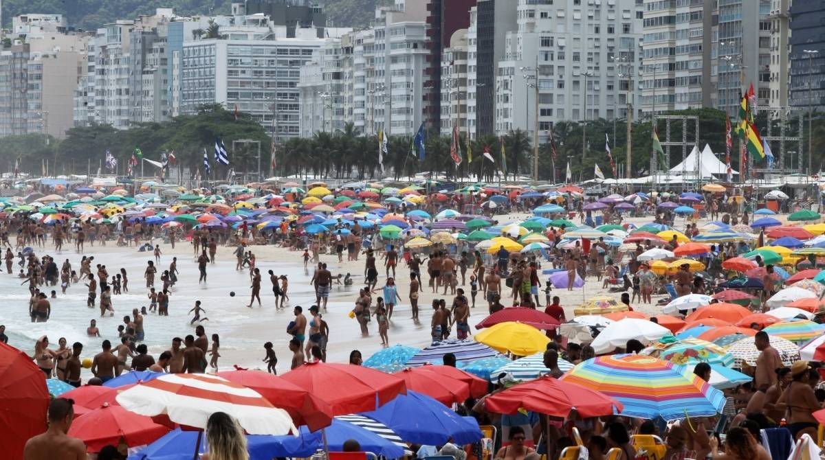 Banhistas aproveitam o calor na praia do Leme, na Zona Sul 