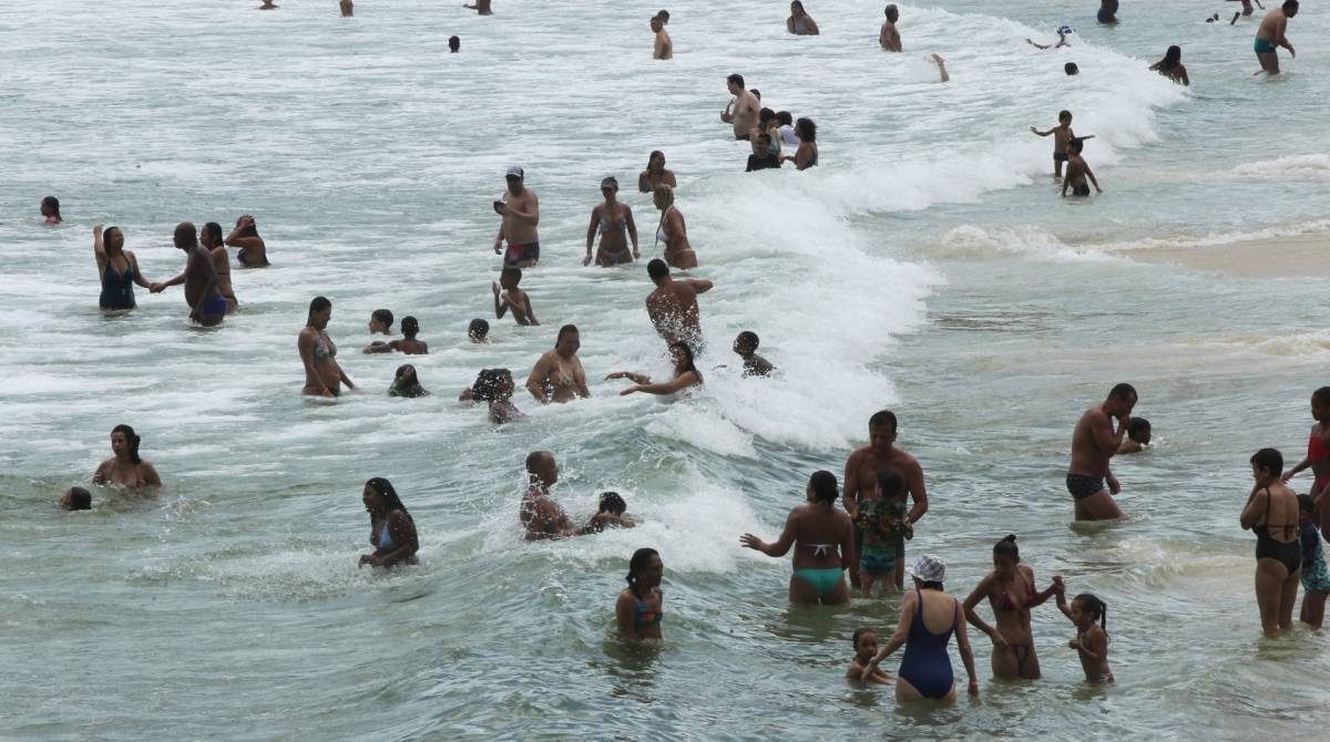 Lazer na orla da zona sul. Na foto, atividade de banhistas no Leme. 