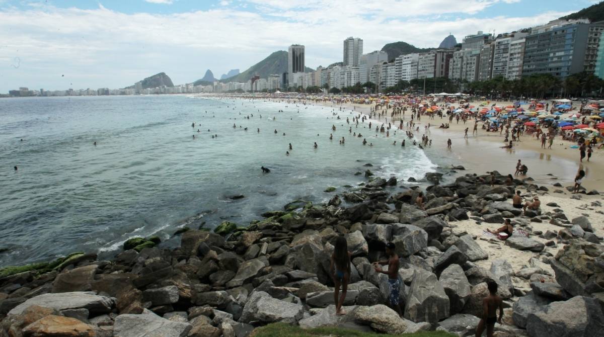 Lazer na orla da zona sul. Na foto, atividade de banhistas no Leme. 