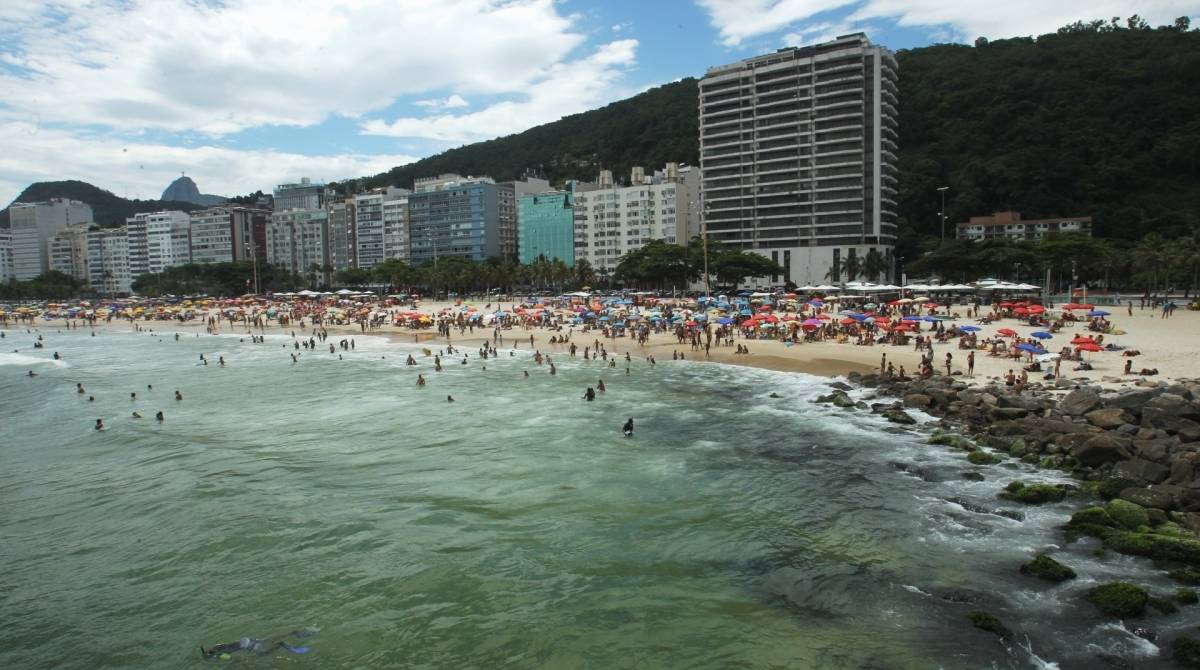 Lazer na orla da zona sul. Na foto, atividade de banhistas no Leme. 