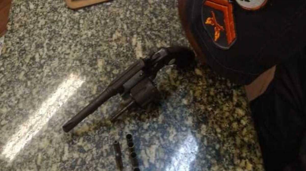 Arma apreendida em festa em Itaipuaçu - Fotografia: