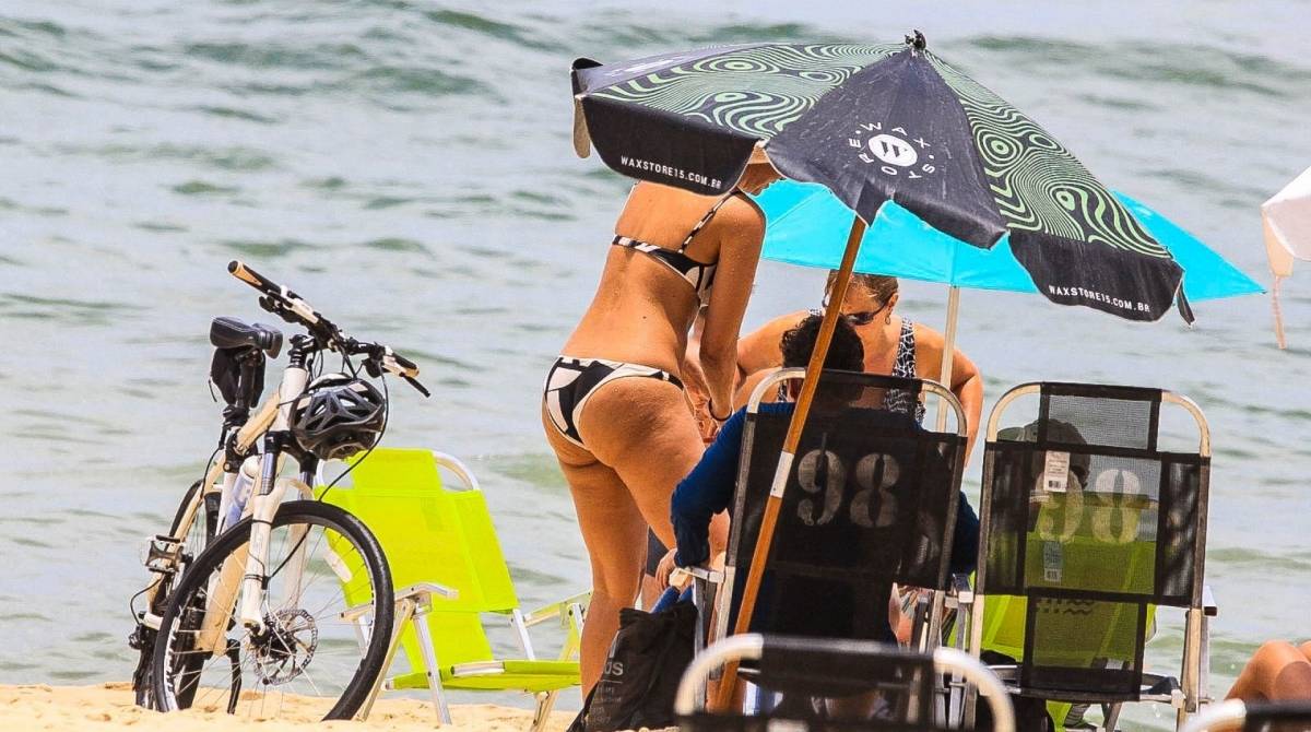 Camila Pitanga curte dia de praia e joga frescobol com amigos