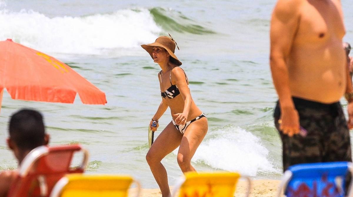 Camila Pitanga curte dia de praia e joga frescobol com amigos
