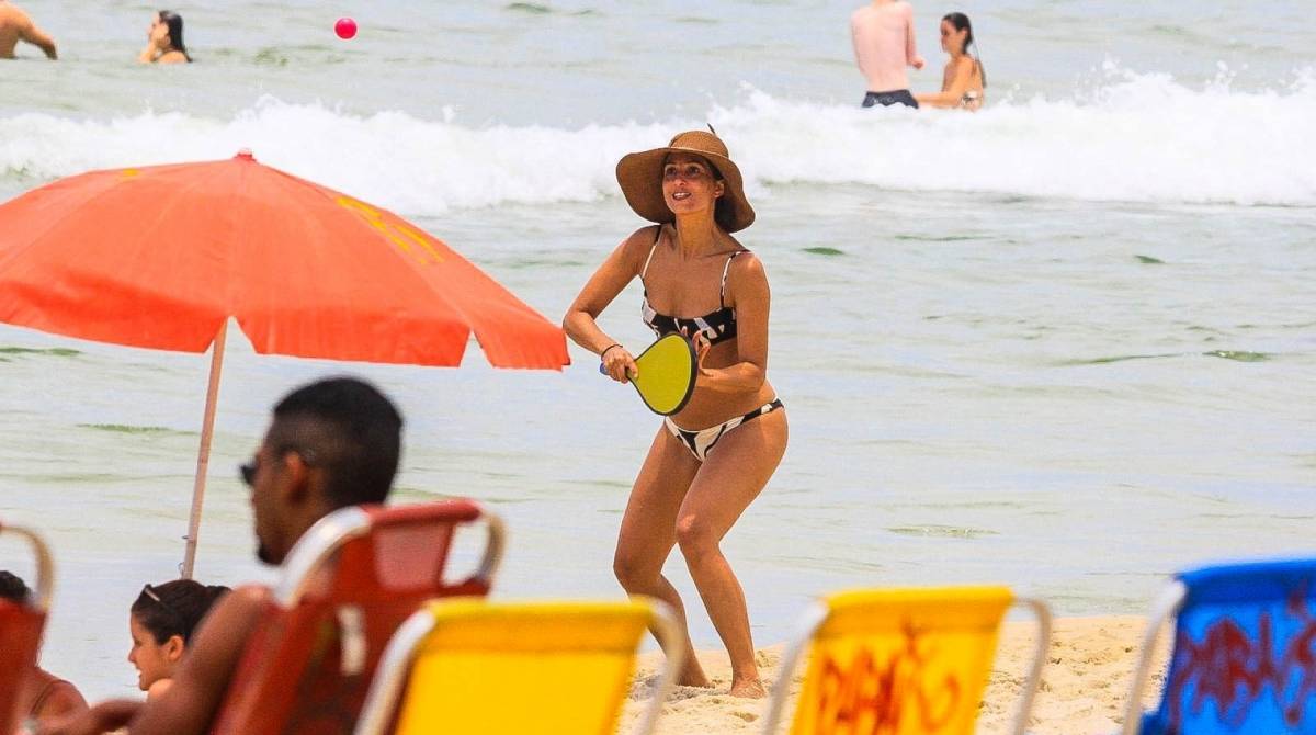 Camila Pitanga curte dia de praia e joga frescobol com amigos