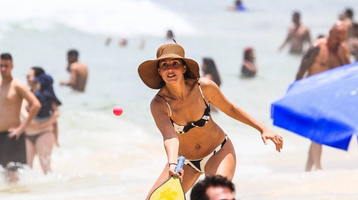 Camila Pitanga curte dia de praia e joga frescobol com amigos