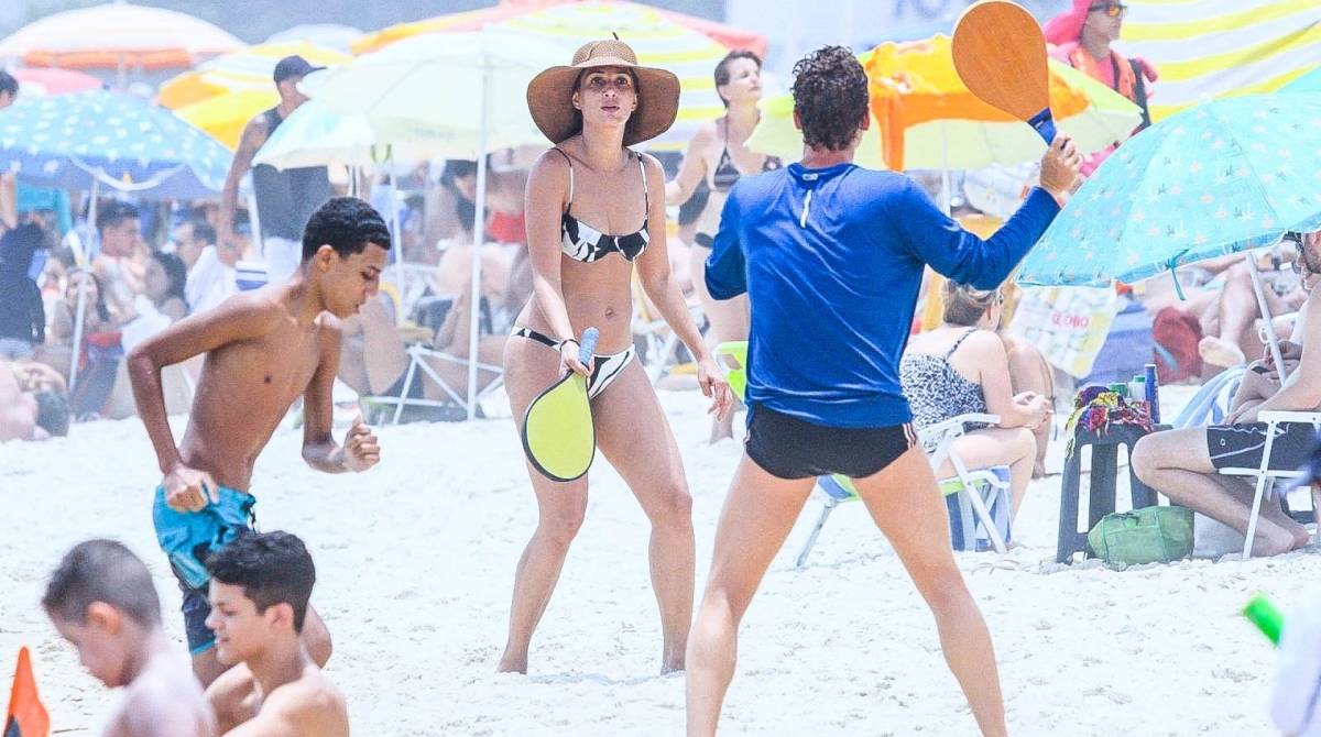 Camila Pitanga curte dia de praia e joga frescobol com amigos