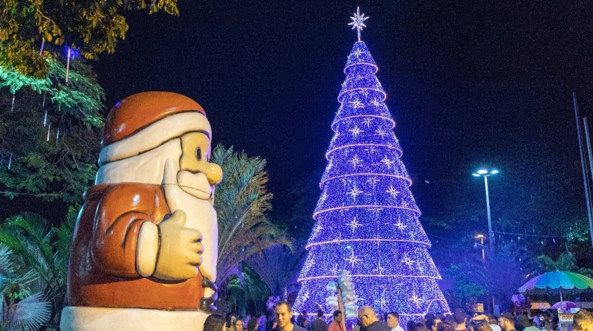 Cenário natalino conta com mais de dez mil lâmpadas - Divulgação