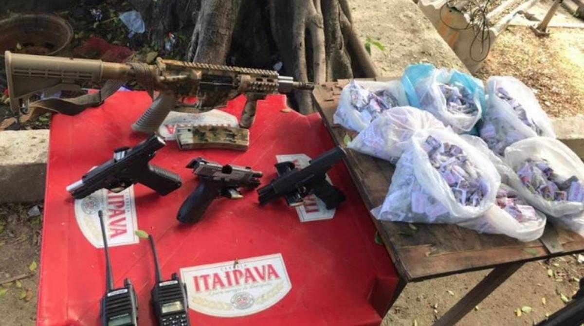 Na ação, foram apreendidas pistolas, drogas e radiotrasnmissores - Divulgação/PMERJ