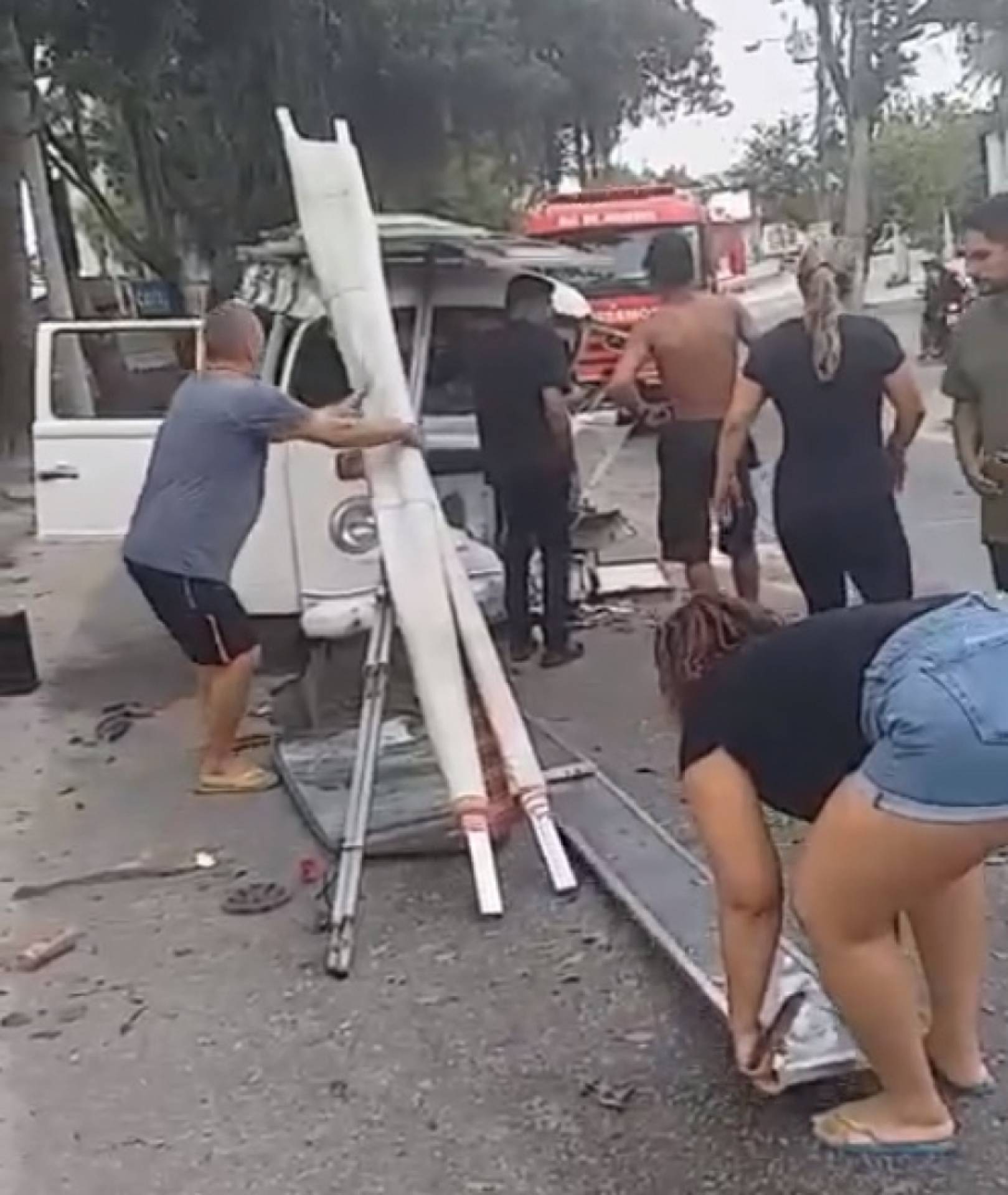 Tr&ecirc;s homens ficaram feridos em acidente envolvendo dois ve&iacute;culos na Estrada Engenho d'&Aacute;gua, no Anil - Reprodu&ccedil;&atilde;o/WhatsApp O Dia - (21) 98762-8248