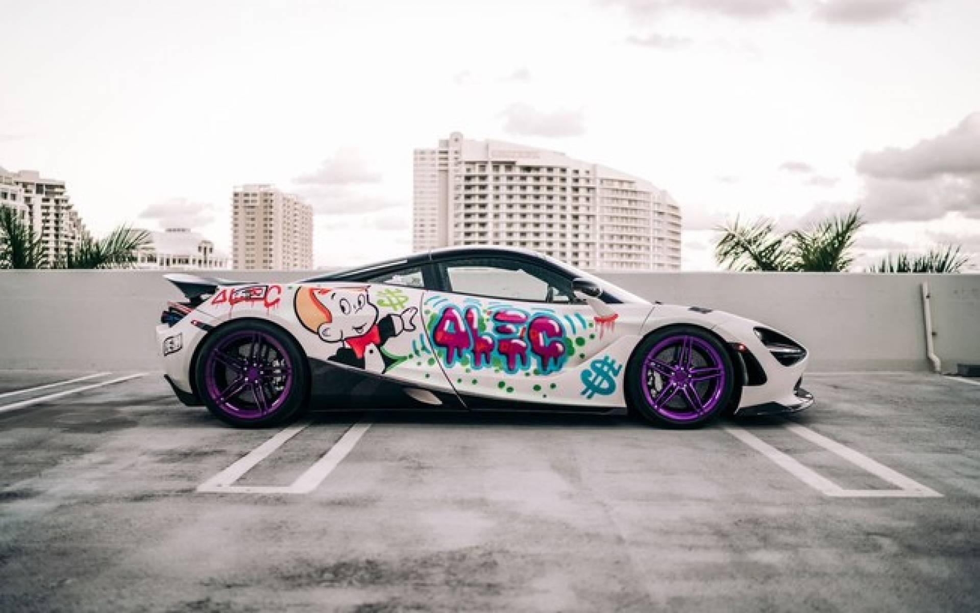 Artista de rua grafita carro avaliado em R$ 600 mil