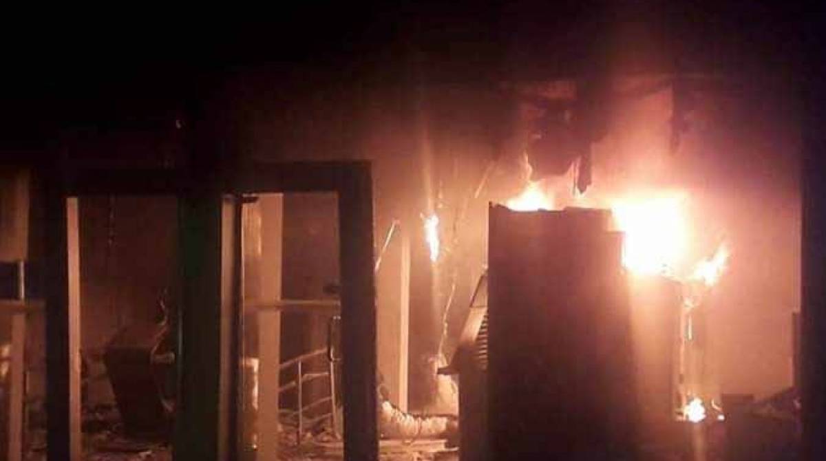 Bandidos colocaram fogo na ag&ecirc;ncia - Reprodução / Internet